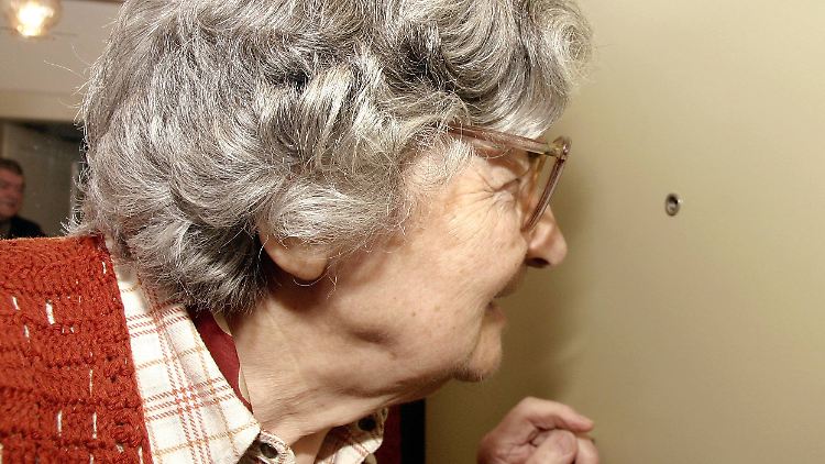 Vor allem Ältere werden Opfer von Trickbetrügern. (Symbolbild.)