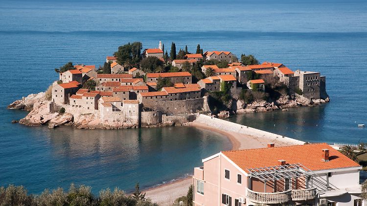 Investitionen mit Gespür für historische Bausubstanz: Die Hotelinsel Sveti Stefan vor der Küste Montenegros.
