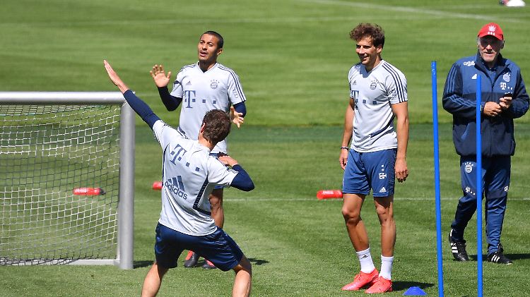 So wäre es erlaubt: Beim FC Bayern wird im Training regelkonformes Jubeln geübt.