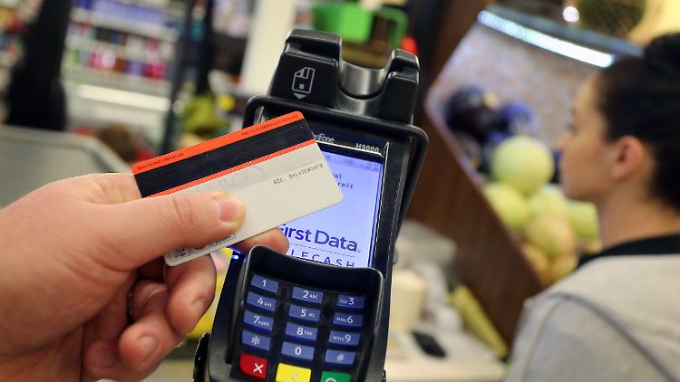 Der Sparkassen-Dachverband DSGV zählte im März 206 Millionen Transaktionen mit Girocard - ein Rekordwert.