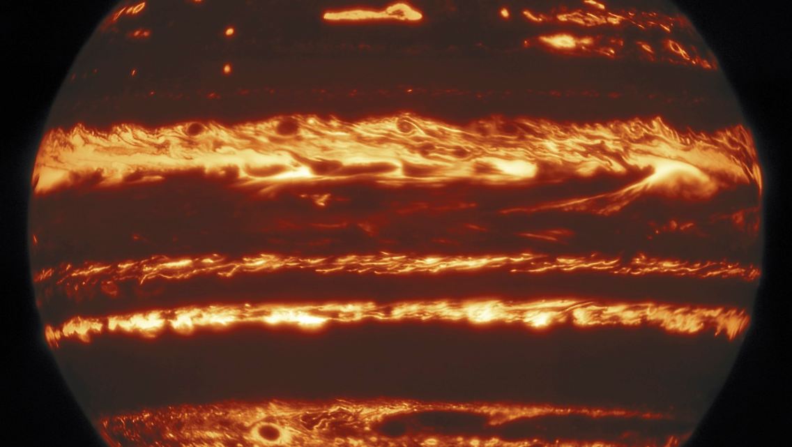 Die Infrarotaufnahme von Jupiter: Kreisrund sind viele Stürme zu erkennen.