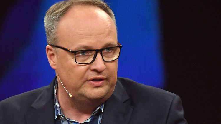 Seit 2009 moderiert Oliver Welke die "heute-show", nun musste er erstmals über einen Angriff auf ein Drehteam sprechen.