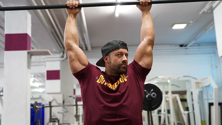 Bodybuilder Raphael Fuchs hat Glück, er kann im eigenen Studio trainieren.