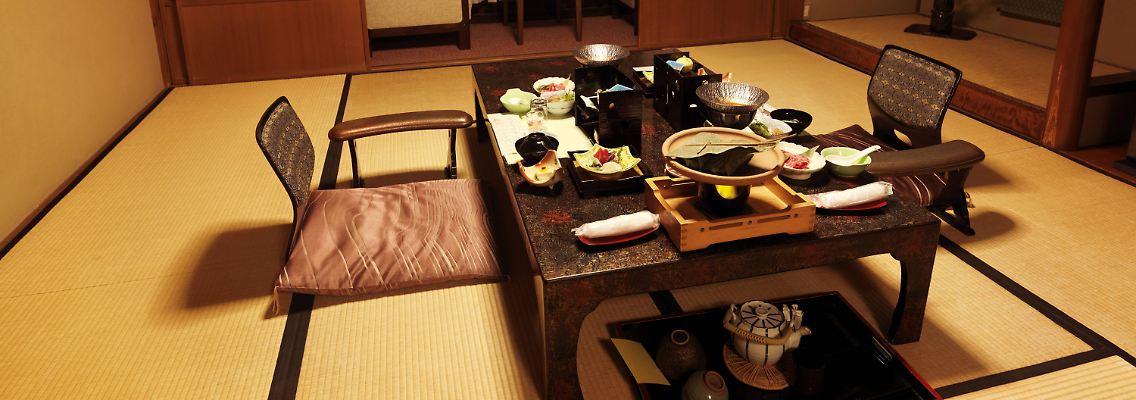 Ein traditionell eingerichtetes Zimmer eines japanischen Ryokan-Hotels.