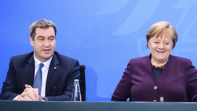 Können die Beliebtheitswerte von Kanzlerin Angela Merkel im Falle einer Kandidatur auf CSU-Chef Markus Söder überspringen. Gut möglich.