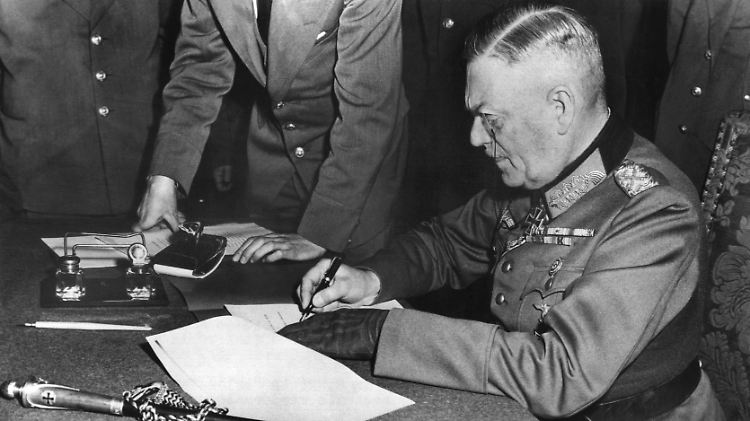 Generalfeldmarschall Wilhelm Keitel, Oberkommandierender der Wehrmacht, unterzeichnet in der Nacht zum 9. Mai 1945 die Kapitulation.