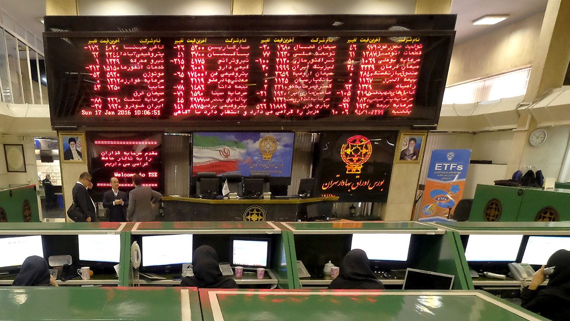 Mitarbeiter der iranischen Börse starren 2016 gebannt auf ihre Computer.