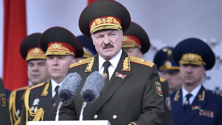 Lukaschenko während der Parade. Die Angst vor dem Coronavirus hält er für eine "Psychose".