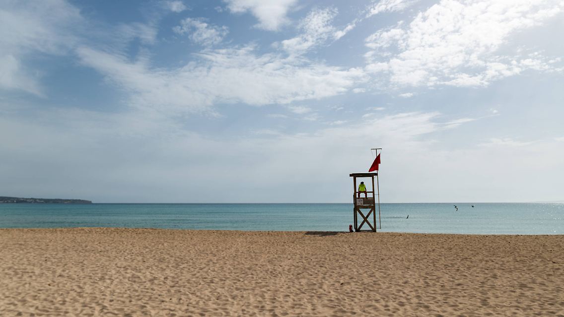 Ein Lebensretter an der Playa de Palma hat am Freitag wenig zu tun.
