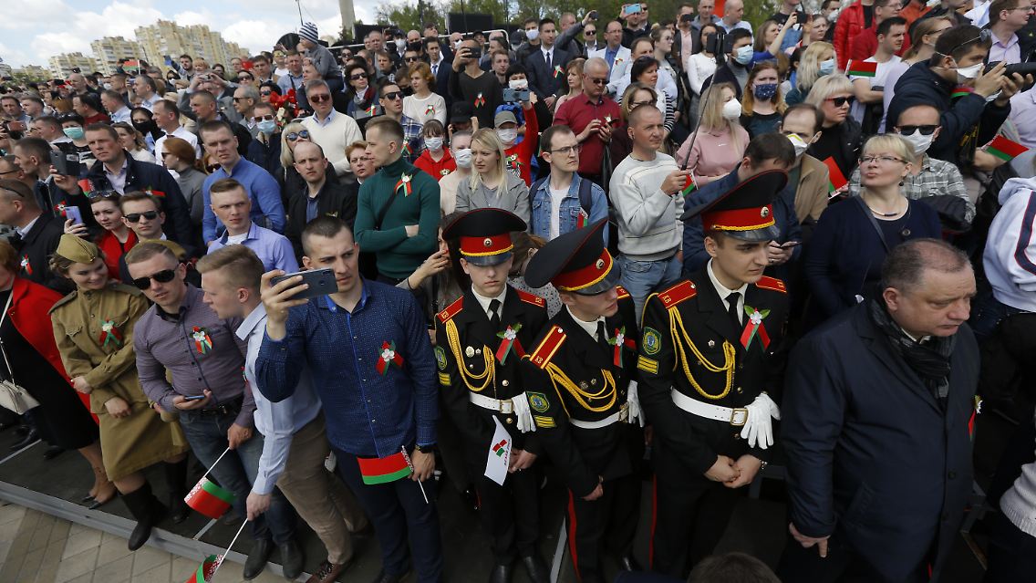 Kein Abstand, kein Mundschutz: In Minsk marschiert Militär, als gebe es keine Pandemie.