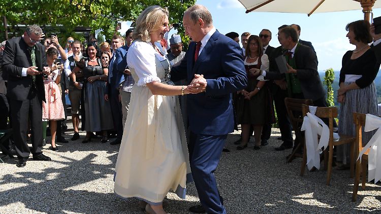 Unter starken Sicherheitsvorkehrungen ist der russische Präsident damals zur Hochzeit der österreichischen Außenministerin mit Wolfgang Meilinger in der Steiermark gekommen.