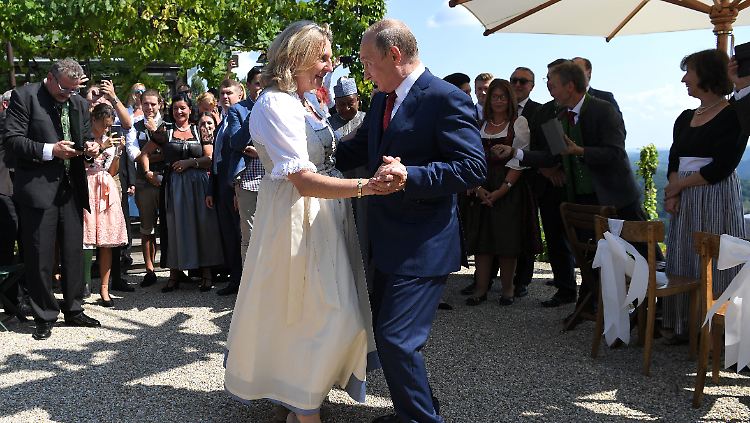 Auf ihrer Hochzeit tanzte Karin Kneissl mit Wladimir Putin. Für Aufsehen sorgte sie mit einem Knicks vor dem Staatschef.