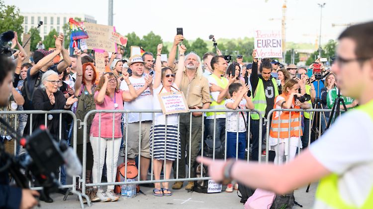 Proteste in Stuttgart gegen die Corona-Auflagen - ohne Sicherheitsabstand.