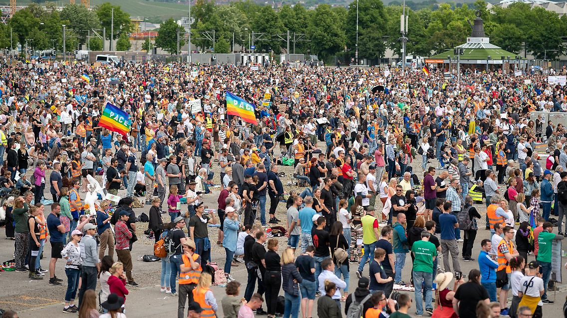 Stuttgarter, die nicht Abstand halten: In vielen Städten demonstrieren Menschen für mehr Freiheit, doch die Ansteckungsrate steigt schon wieder.
