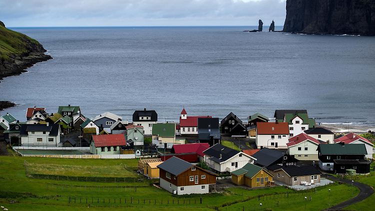 In Tjørnuvík auf der Hauptinsel Streymoy gibt es zwar wie überall auf den Färöern viel Platz, den Mindestabstand muss hier aber niemand mehr einhalten.