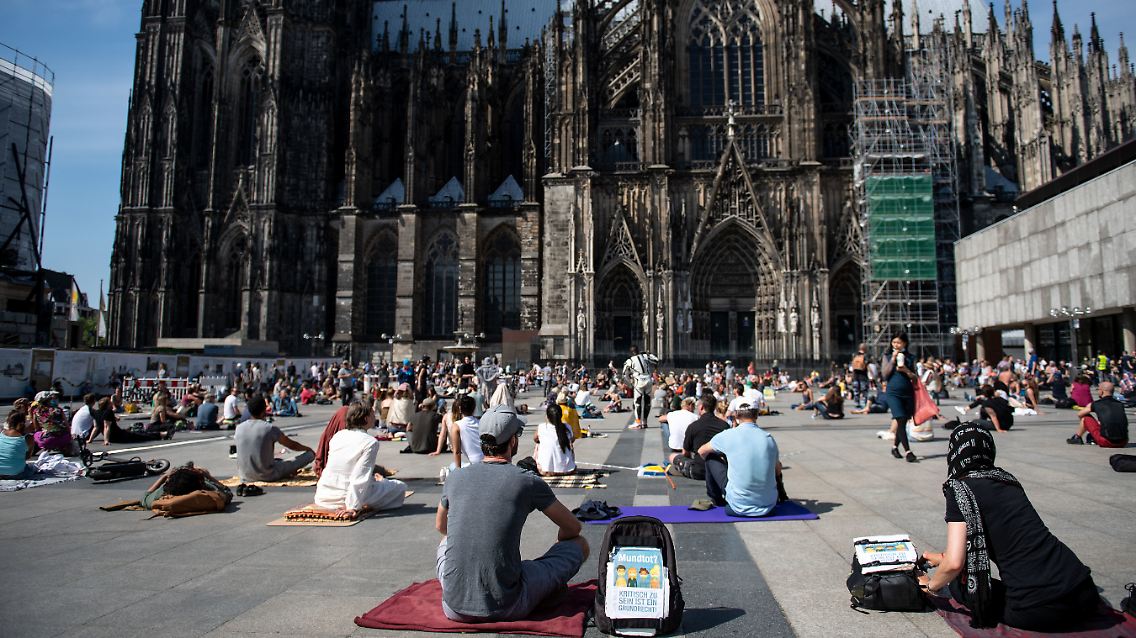 Sitzdemo auf der Domplatte: Die Kölner Polizei war über das Verhalten einiger Protestler entsetzt.