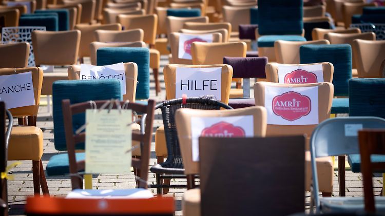 Mit leeren Stühlen protestieren Gastronomen, Veranstalter und Hoteliers in Berlin gegen die nach ihrer Ansicht unzureichenden Corona-Hilfen. 