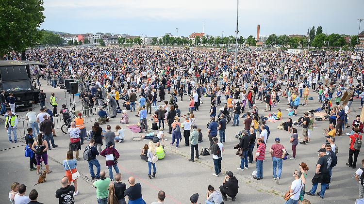 Am Samstag gab es Proteste gegen die aktuellen Corona-Maßnahmen. Steigen die Fallzahlen, könnten die Regeln allerdings wieder strenger werden.