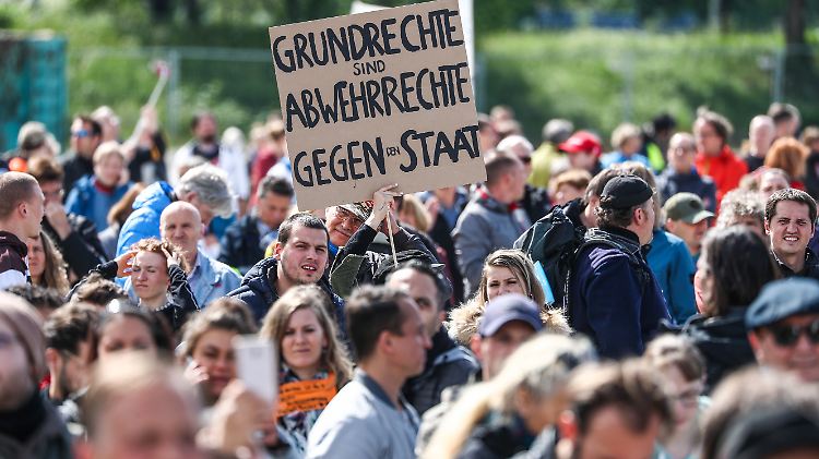 Tausende Menschen versammelten sich zum Protest auf dem Cannstatter Wasen in Stuttgart.
