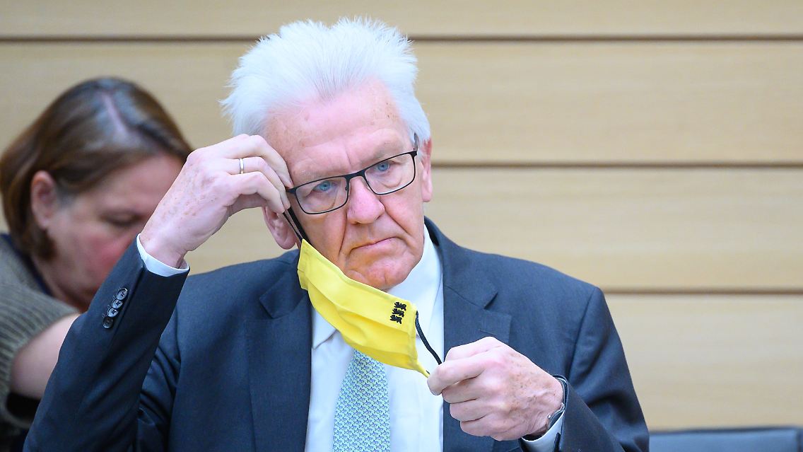 Kann Corona-Demonstranten verstehen, trägt aber selbst Mundschutz: Winfried Kretschmann.