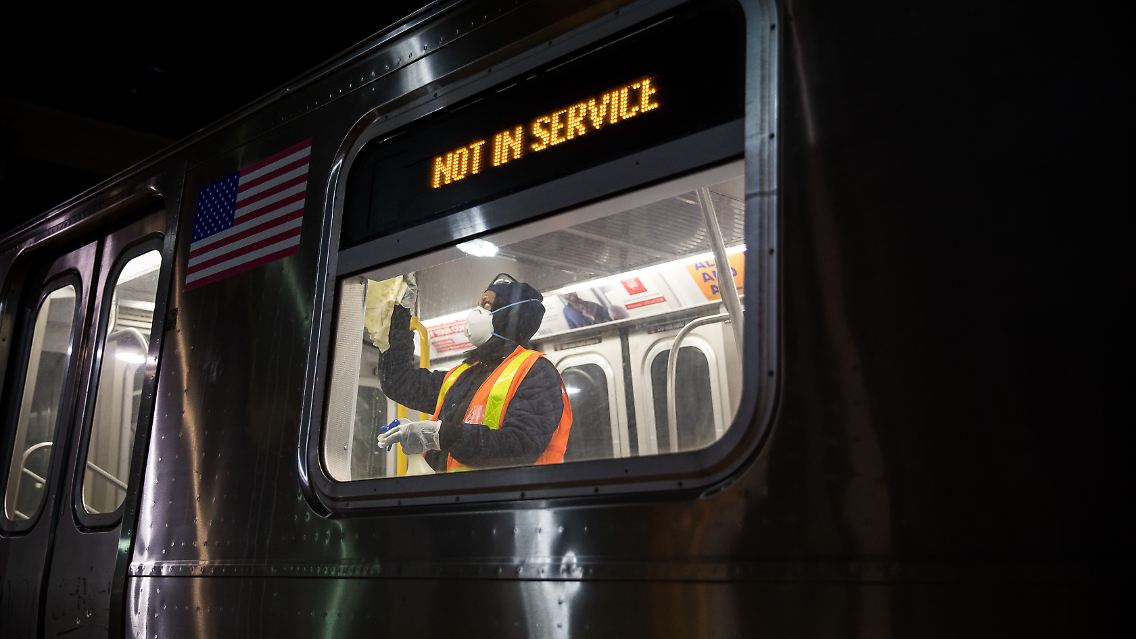 Arbeiter desinfizieren einen Wagen der New Yorker Metro.