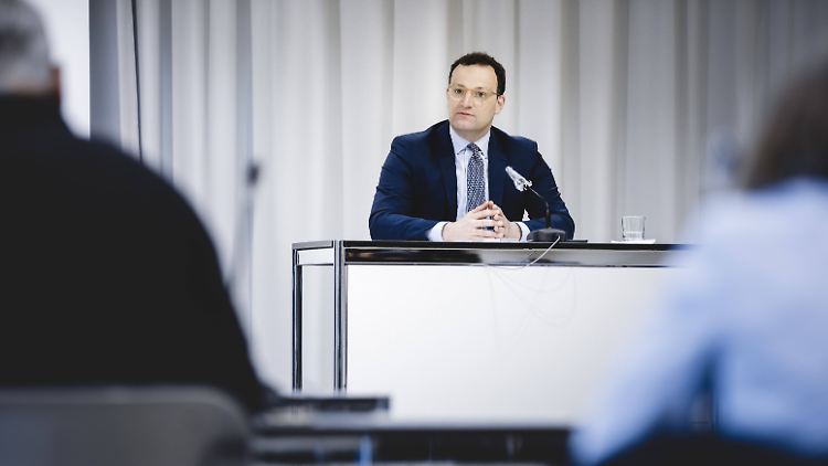 "Das Ziel der AfD-Führung ist selbst in einer solchen nationalen Krise nicht die Sacharbeit", sagt Spahn.