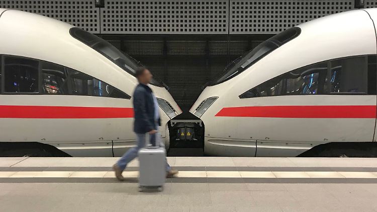Die Zahl der Bahn-Reisenden ist in der Corona-Krise drastisch zurückgegangen.