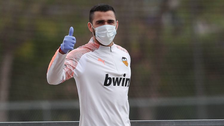 Valencias Maxi Gomez scheint optimistisch zu sein, was eine Saison-Fortsetzung betrifft.