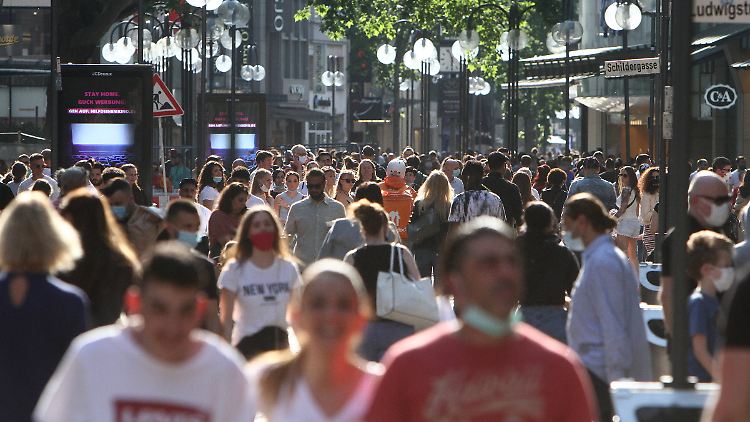 Die Stimmung in den Fußgängerzonen steigt, von Entspannung ist die Wirtschaft aber noch weit entfernt.