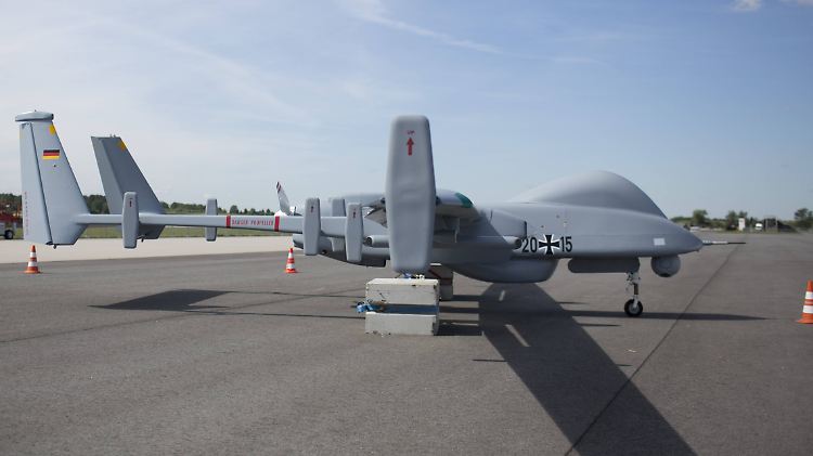 Das Verteidigungsministerium stößt eine Debatte über die Bewaffnung von Drohnen der Bundeswehr an. 