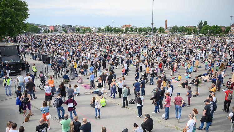 Mehrere Tausend Menschen protestierten in Stuttgart gegen die Corona-Beschränkungen und wohl noch einiges mehr.