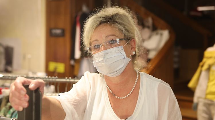 Es geht um Menschen und Existenzen: Wäre es fair, wenn die Greizer Ladenbetreiberin Susanne Richter ihr Modegeschäft wieder schließen müsste, weil ihr Landkreis die Obergrenze überschritten hat?