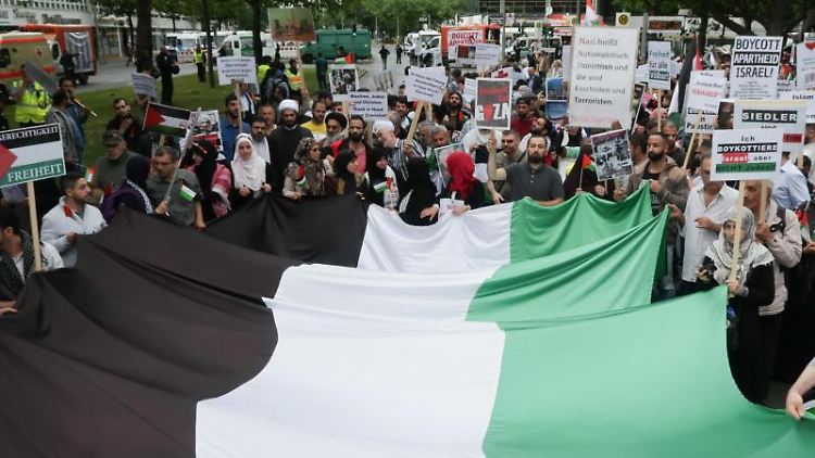 Menschen demonstrieren anlässlich des sogenannten Al-Kuds-Tags in Berlin. Dabei ruft der Iran dazu auf, Jerusalem zu erobern.