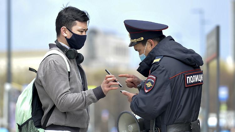 In Russland braucht man eine elektronische Genehmigung auf dem Handy, um das Haus verlassen zu dürfen. Die Regelung endet vielerorts morgen.