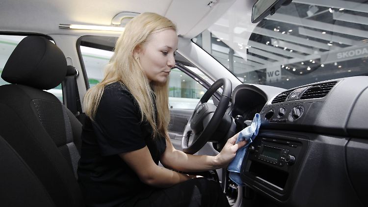 Reiniger oder Pflegemittel sollten zuerst auf einen Lappen aufgetragen und nicht direkt auf die Fahrzeugteile gesprüht werden. 