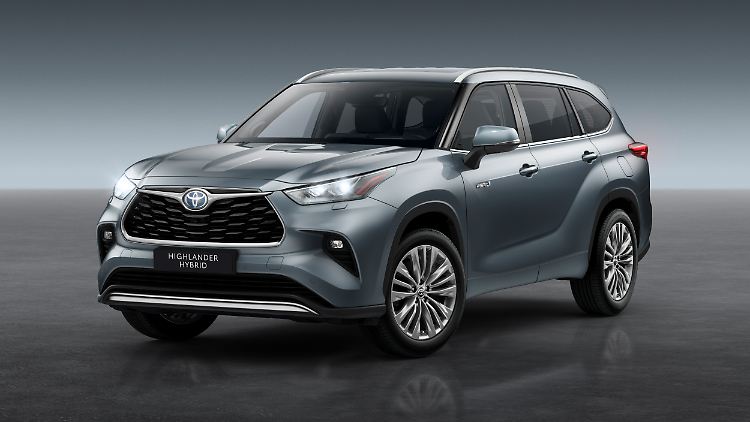 Mit seinen 4,95 Metern Länge reiht sich der Toyota Highlander neben einem BMW X5 ein.
