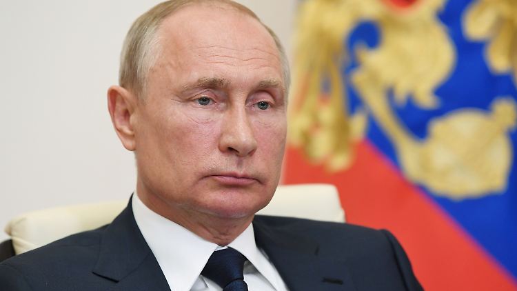 Wladimir Putin wartet gespannt, ob die Operation Machtsicherung erfolgreich endet.