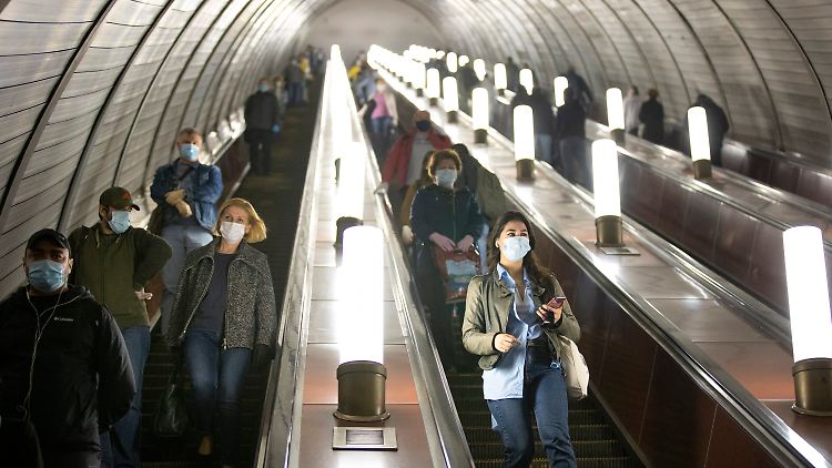 Nicht nur in der Moskauer Metro gilt mittlerweile Maskenpflicht, sondern in der gesamten Stadt.