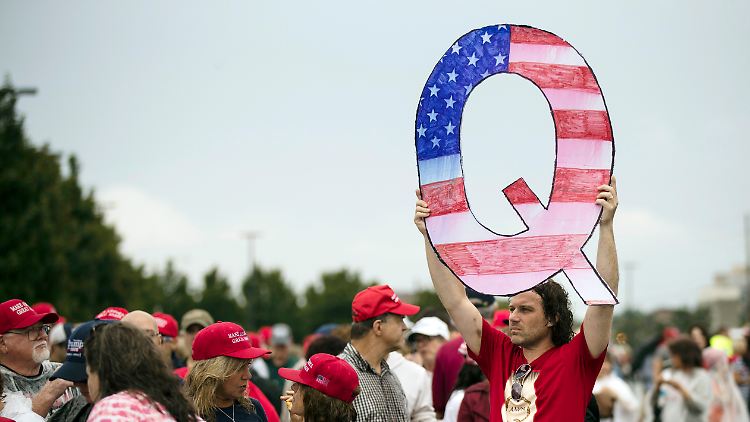 Trump-Anhänger - wie hier bei einer Veranstaltung in Pennsylvania im Jahr 2018 - bekennen sich oft zu QAnon.