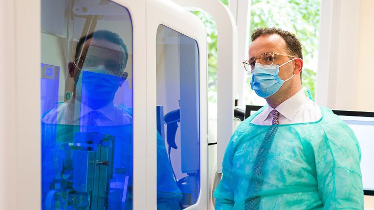 Spahn vergangene Woche beim Besuch der Uniklinik Homburg im Saarland.