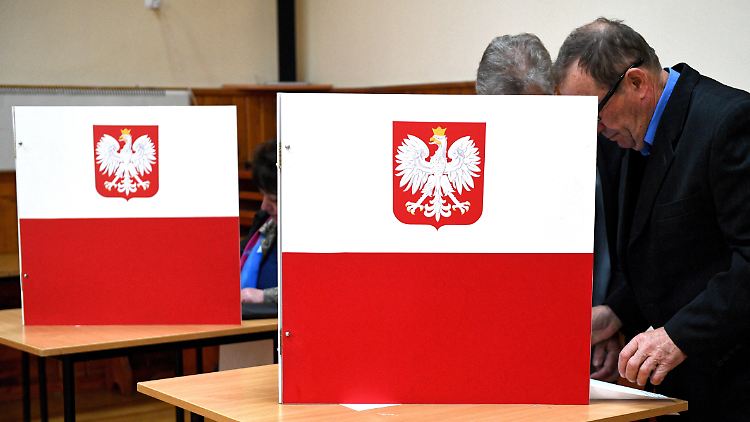 Bei Polens Präsidentenwahl können Wahlberechtigte ins Wahllokal gehen, aber ihre Stimme auch erstmals per Briefwahl abgeben.