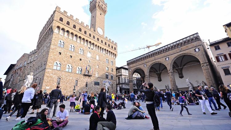 Touristen auf der Piazza della Signoria in Florenz - im Jahr 2016.