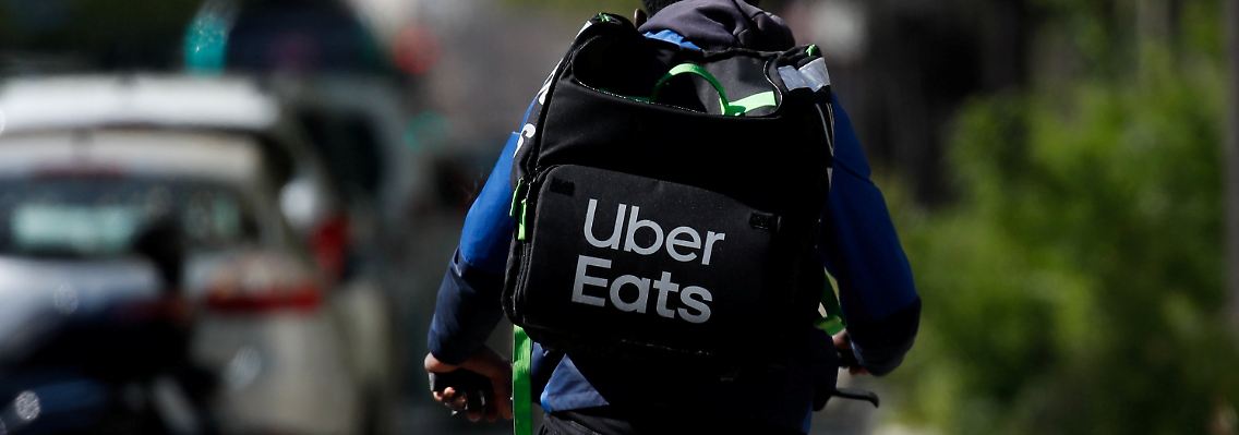 2020-04-27T000000Z_1379527172_RC2VCG9TMN1C_RTRMADP_3_HEALTH-CORONAVIRUS-BRITAIN-UBER.JPG