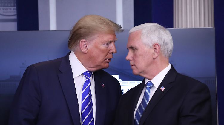 Da passt normalerweise kein Blatt Papier dazwischen: US-Vizepräsident Mike Pence ist nun wohl doch in häuslicher Isolation.