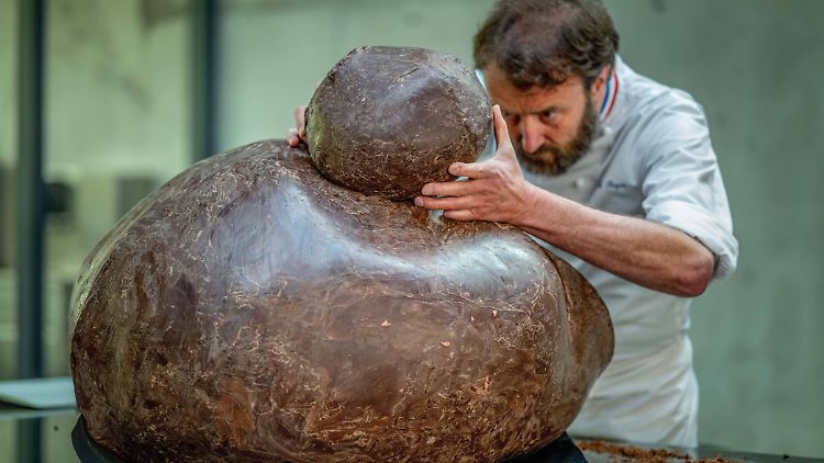 Patrick Roger, ein Chocolatier aus Paris, macht aus Schokolade Skulpturen - er verkauft in seinem Geschäft aber auch essbare Leckereien.