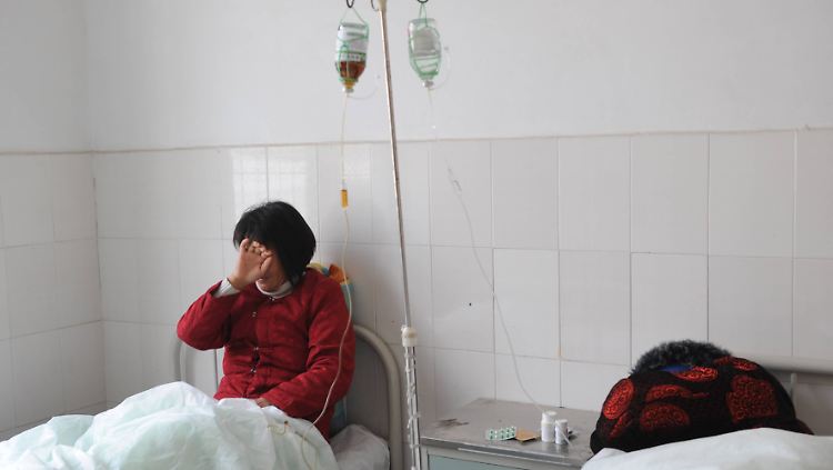 In den 90er-Jahren sollen sich bis zu 50.000 Chinesen durch illegale Blutprodukte mit dem HI-Virus infiziert haben. Besonders betroffen waren Bauern aus der Provinz Henan.