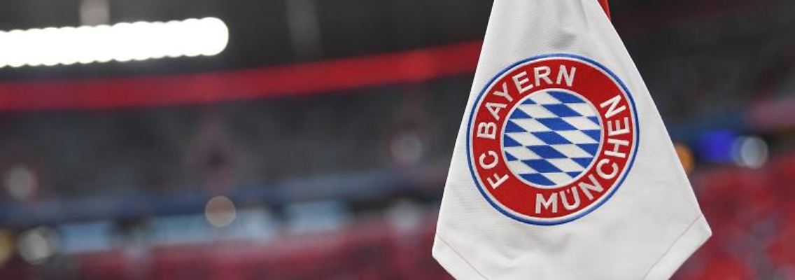 Das Vereinswappen des FC Bayern München ist auf der Eckfahne zu sehen. Foto: Sven Hoppe/dpa/Archivbild
