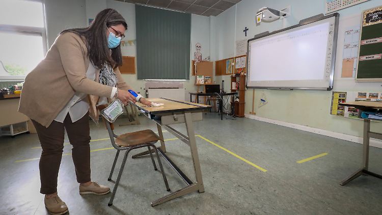 Lehrer, die zur Corona-Risikogruppe gehören, müssen in NRW bei den mündlichen Abschlussprüfungen anwesend sein.