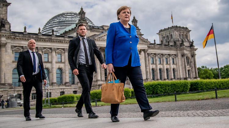 Etwas frische Luft: Merkel verlässt nach der Regierungsbefragung wieder den Bundestag in Richtung Kanzleramt.