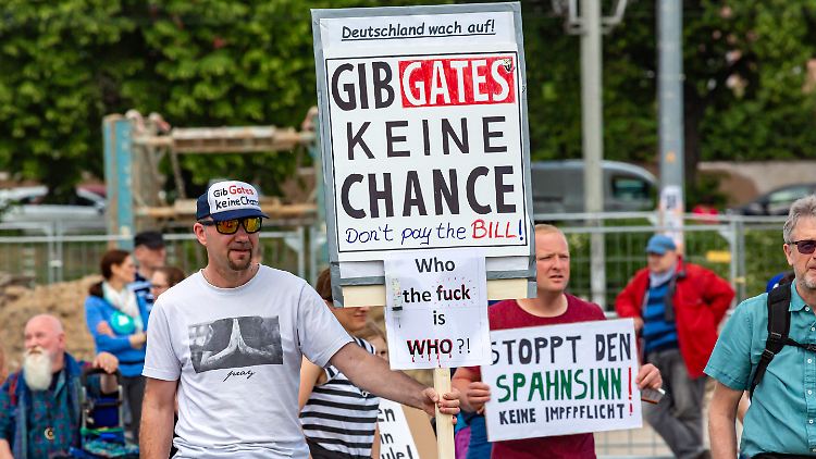 Seit über einem Jahr protestieren selbsternannte Querdenker gegen die Corona-Politik und verbreiten dabei auch Verschwörungsmythen.